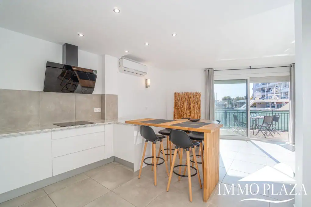 Spacious modern flat with Tourist Licence (109m²) at the harbor; 3 beds, 2 baths, 2 terraces, comunal parking & solarium!