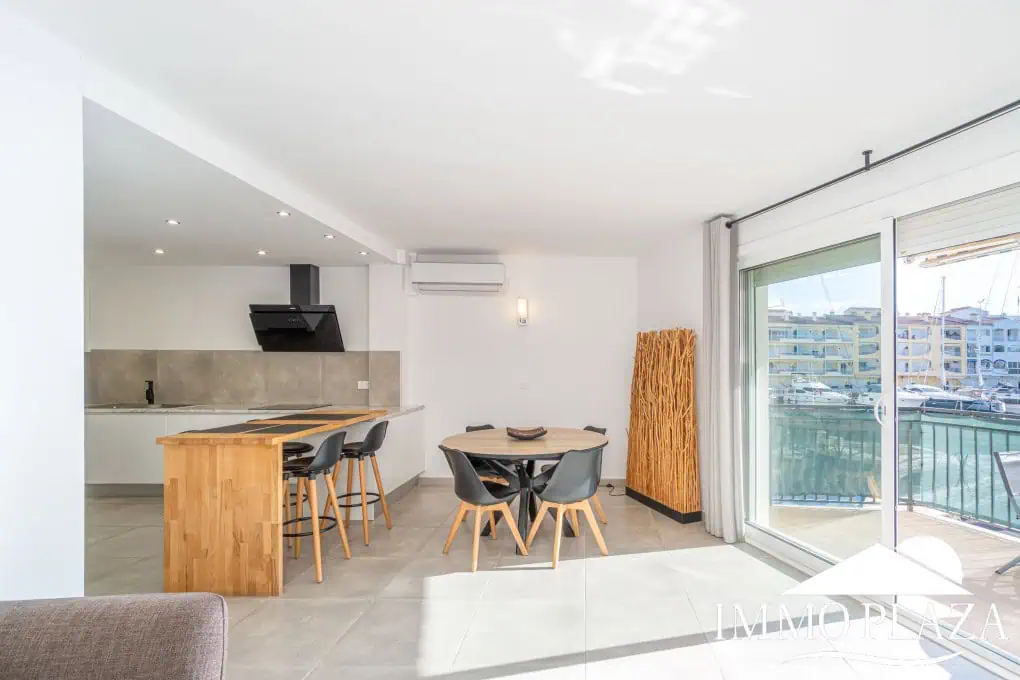 Spacious modern flat with Tourist Licence (109m²) at the harbor; 3 beds, 2 baths, 2 terraces, comunal parking & solarium!
