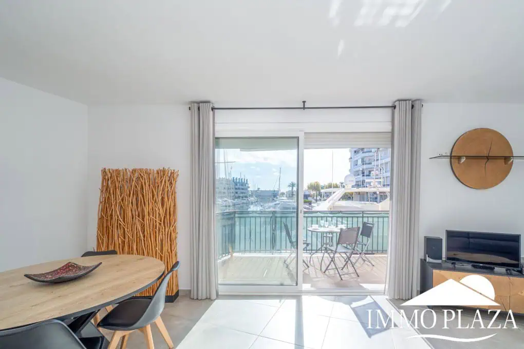 Spacious modern flat with Tourist Licence (109m²) at the harbor; 3 beds, 2 baths, 2 terraces, comunal parking & solarium!