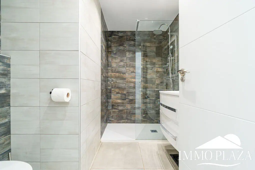 Spacious modern flat with Tourist Licence (109m²) at the harbor; 3 beds, 2 baths, 2 terraces, comunal parking & solarium!