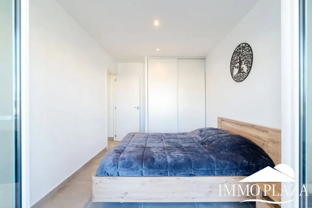 Spacious modern flat with Tourist Licence (109m²) at the harbor; 3 beds, 2 baths, 2 terraces, comunal parking & solarium!