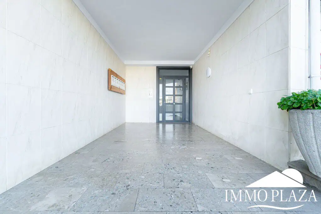 Spacious modern flat with Tourist Licence (109m²) at the harbor; 3 beds, 2 baths, 2 terraces, comunal parking & solarium!