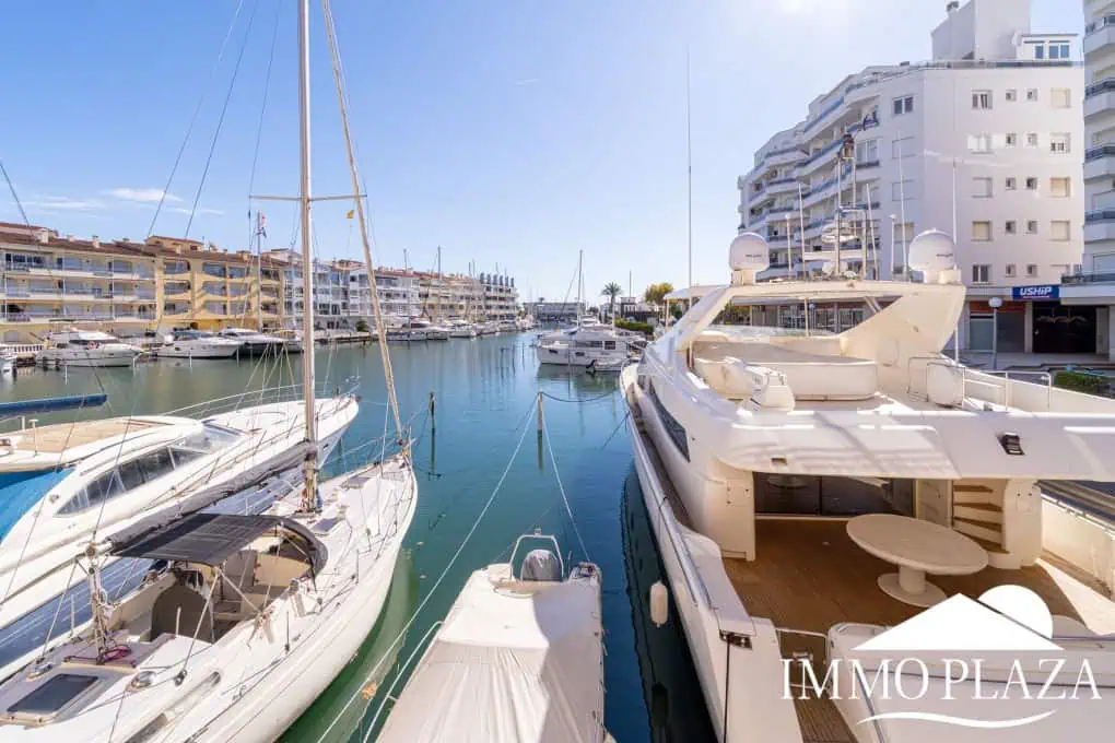 Spacious modern flat with Tourist Licence (109m²) at the harbor; 3 beds, 2 baths, 2 terraces, comunal parking & solarium!
