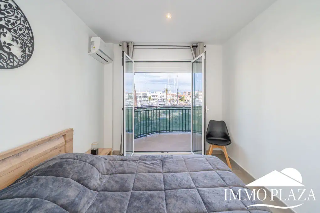 Spacious modern flat with Tourist Licence (109m²) at the harbor; 3 beds, 2 baths, 2 terraces, comunal parking & solarium!