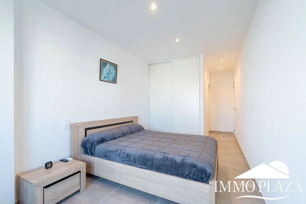 Spacious modern flat with Tourist Licence (109m²) at the harbor; 3 beds, 2 baths, 2 terraces, comunal parking & solarium!