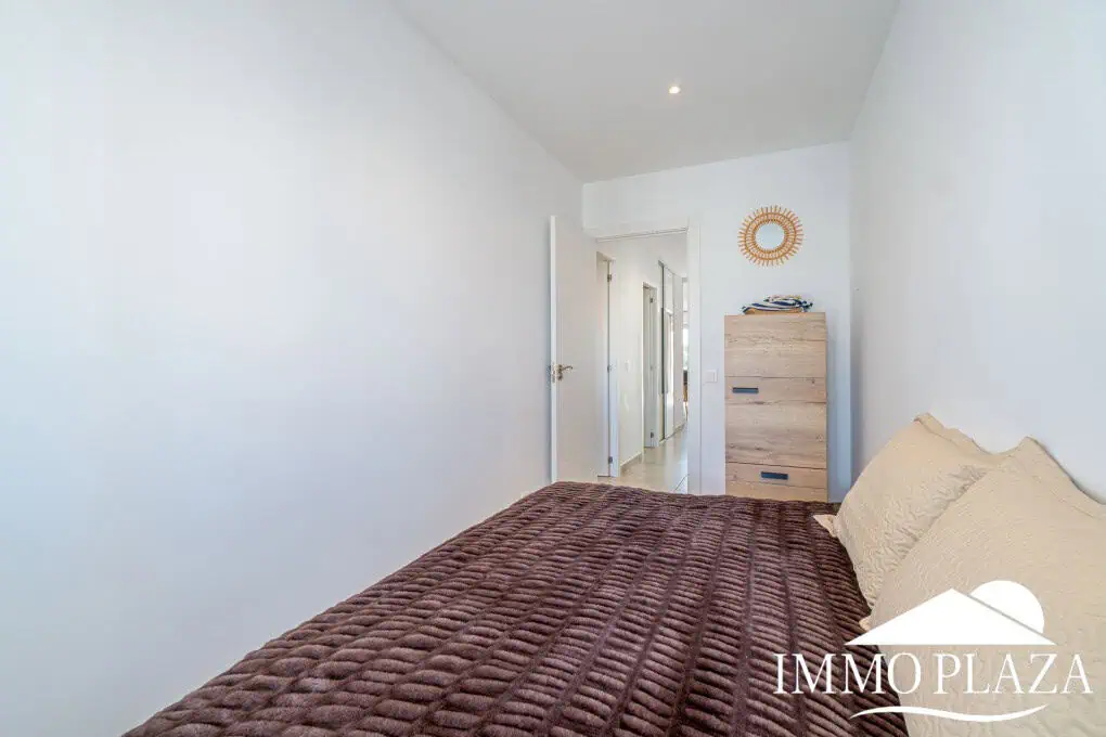 Spacious modern flat with Tourist Licence (109m²) at the harbor; 3 beds, 2 baths, 2 terraces, comunal parking & solarium!