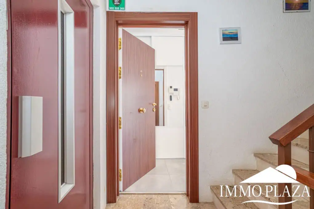 Spacious modern flat with Tourist Licence (109m²) at the harbor; 3 beds, 2 baths, 2 terraces, comunal parking & solarium!