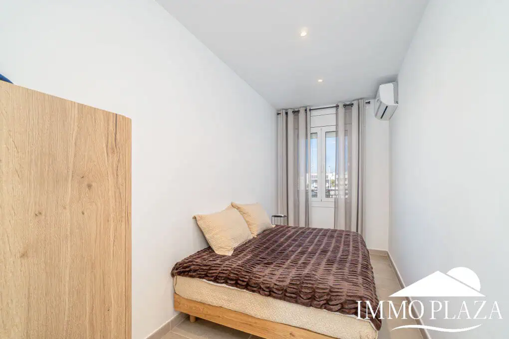 Spacious modern flat with Tourist Licence (109m²) at the harbor; 3 beds, 2 baths, 2 terraces, comunal parking & solarium!