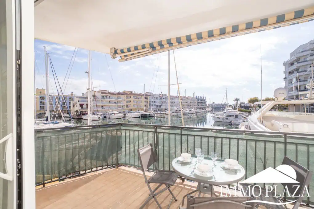 Spacious modern flat with Tourist Licence (109m²) at the harbor; 3 beds, 2 baths, 2 terraces, comunal parking & solarium!