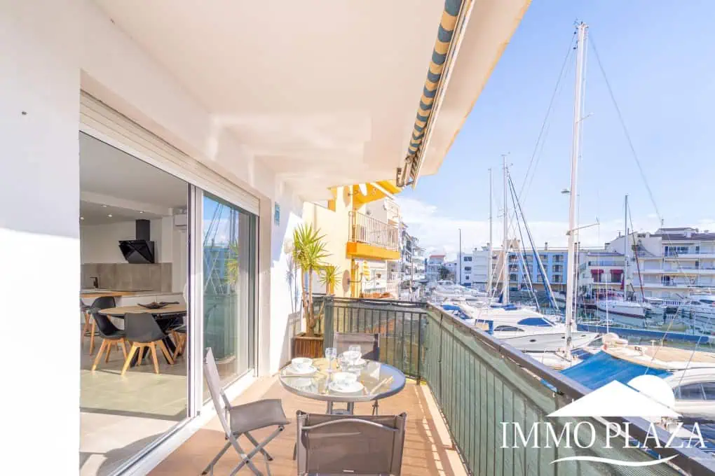 Spacious modern flat with Tourist Licence (109m²) at the harbor; 3 beds, 2 baths, 2 terraces, comunal parking & solarium!