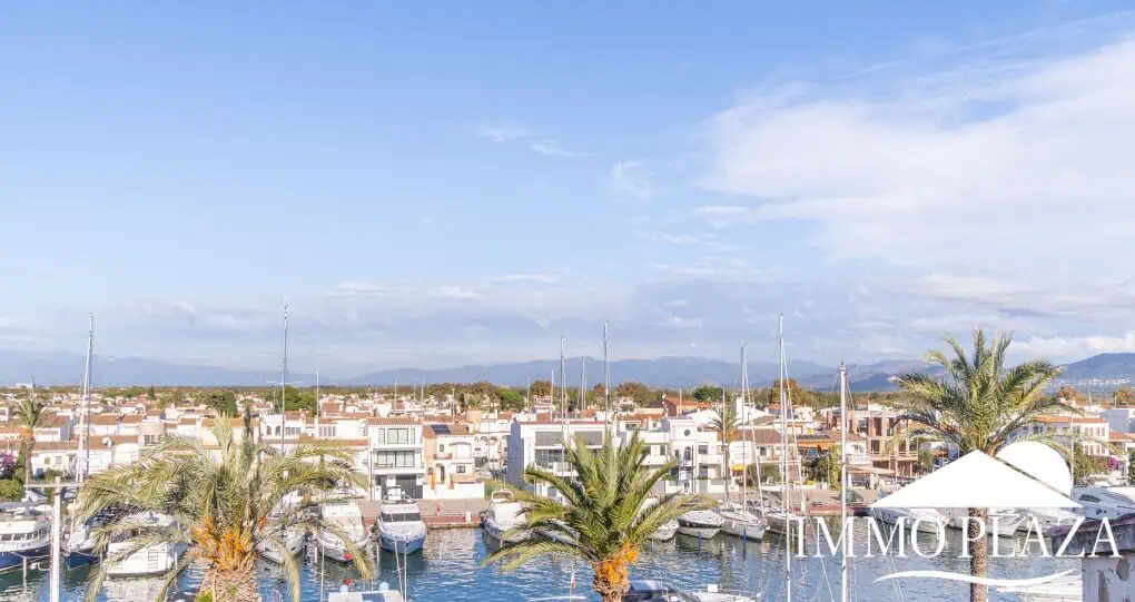Spacious modern flat with Tourist Licence (109m²) at the harbor; 3 beds, 2 baths, 2 terraces, comunal parking & solarium!