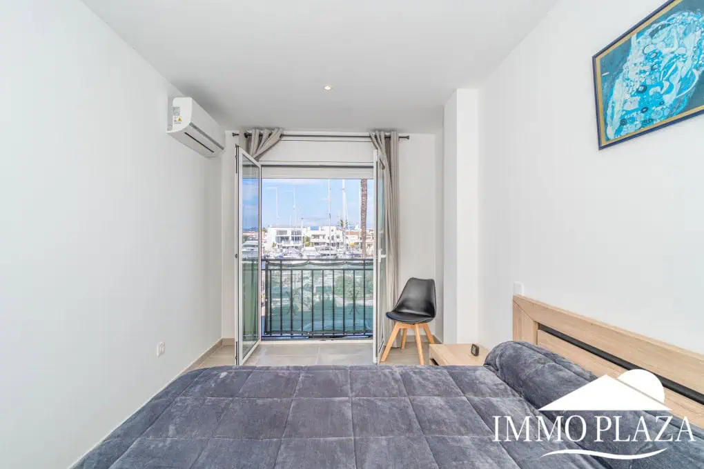 Spacious modern flat with Tourist Licence (109m²) at the harbor; 3 beds, 2 baths, 2 terraces, comunal parking & solarium!