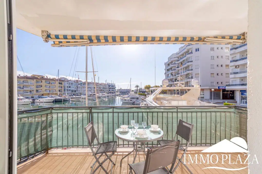 Spacious modern flat with Tourist Licence (109m²) at the harbor; 3 beds, 2 baths, 2 terraces, comunal parking & solarium!