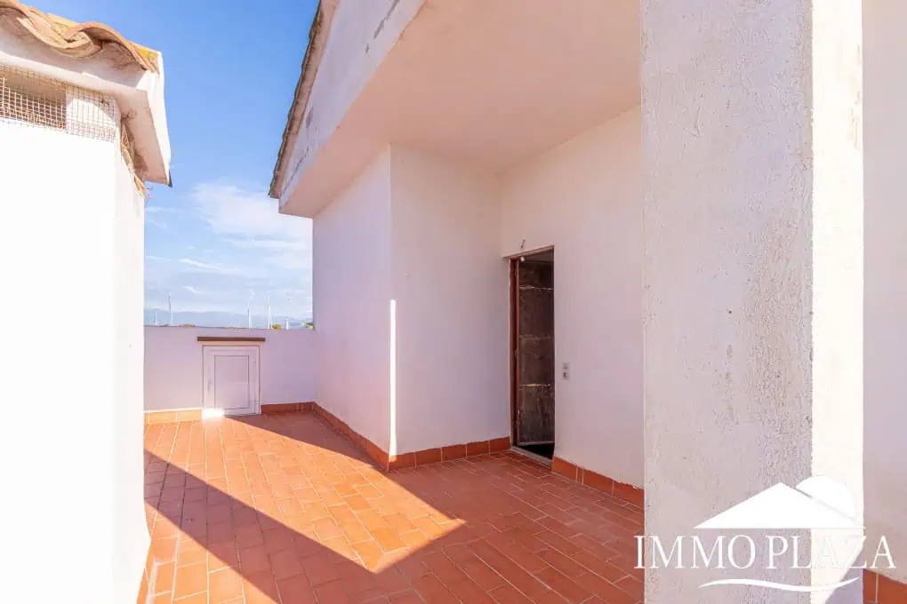 Spacious modern flat with Tourist Licence (109m²) at the harbor; 3 beds, 2 baths, 2 terraces, comunal parking & solarium!