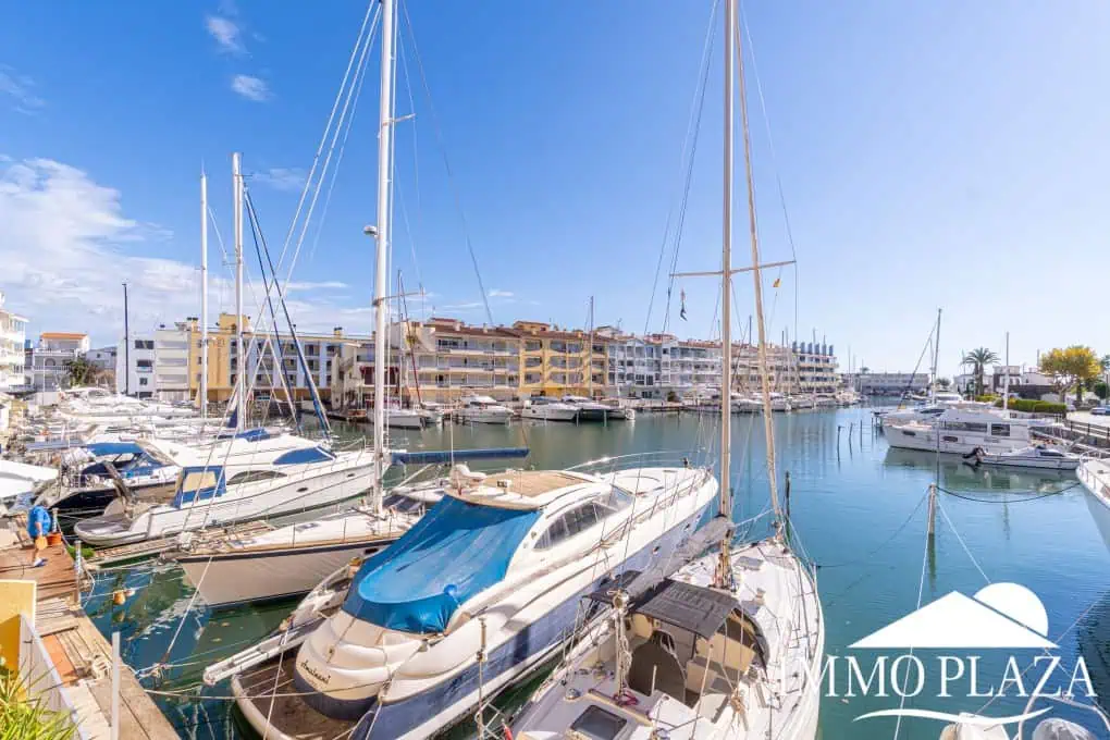 Spacious modern flat with Tourist Licence (109m²) at the harbor; 3 beds, 2 baths, 2 terraces, comunal parking & solarium!