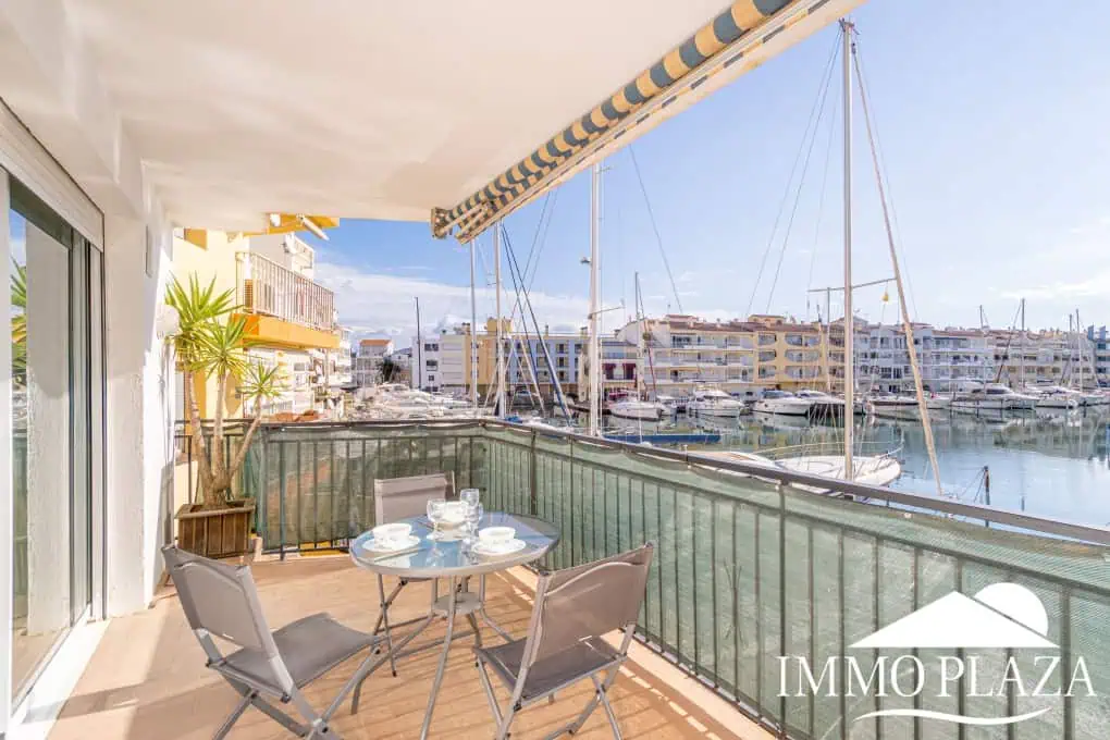 Spacious modern flat with Tourist Licence (109m²) at the harbor; 3 beds, 2 baths, 2 terraces, comunal parking & solarium!