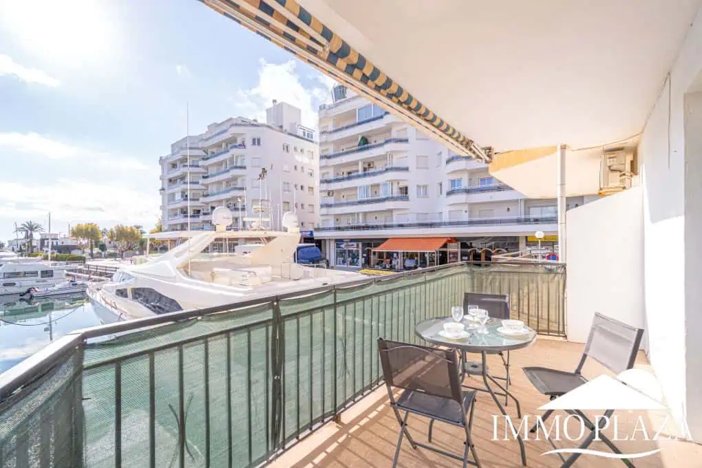 Spacious modern flat with Tourist Licence (109m²) at the harbor; 3 beds, 2 baths, 2 terraces, comunal parking & solarium!