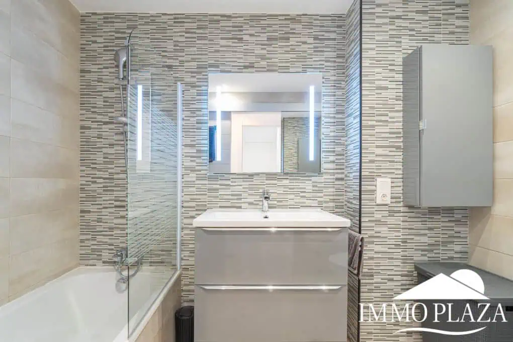 Spacious modern flat with Tourist Licence (109m²) at the harbor; 3 beds, 2 baths, 2 terraces, comunal parking & solarium!