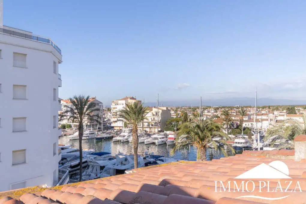 Spacious modern flat with Tourist Licence (109m²) at the harbor; 3 beds, 2 baths, 2 terraces, comunal parking & solarium!