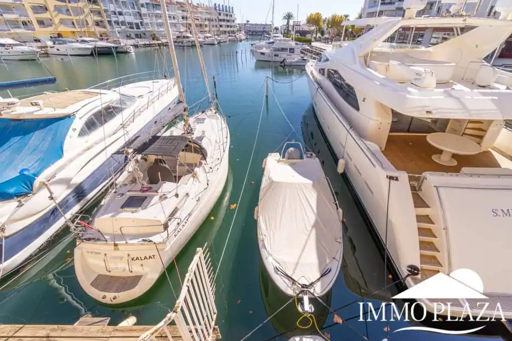 Spacious modern flat with Tourist Licence (109m²) at the harbor; 3 beds, 2 baths, 2 terraces, comunal parking & solarium!