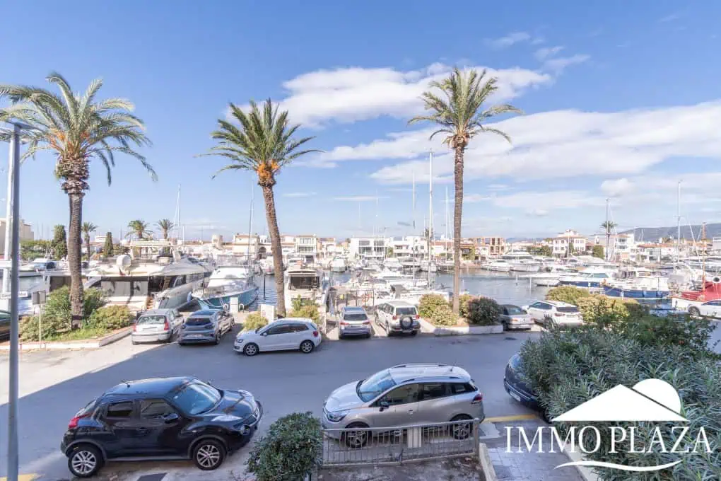 Spacious modern flat with Tourist Licence (109m²) at the harbor; 3 beds, 2 baths, 2 terraces, comunal parking & solarium!
