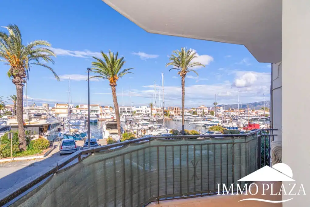 Spacious modern flat with Tourist Licence (109m²) at the harbor; 3 beds, 2 baths, 2 terraces, comunal parking & solarium!