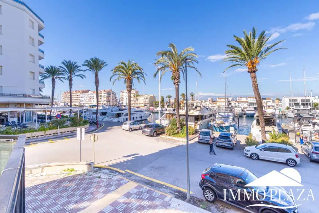 Spacious modern flat with Tourist Licence (109m²) at the harbor; 3 beds, 2 baths, 2 terraces, comunal parking & solarium!