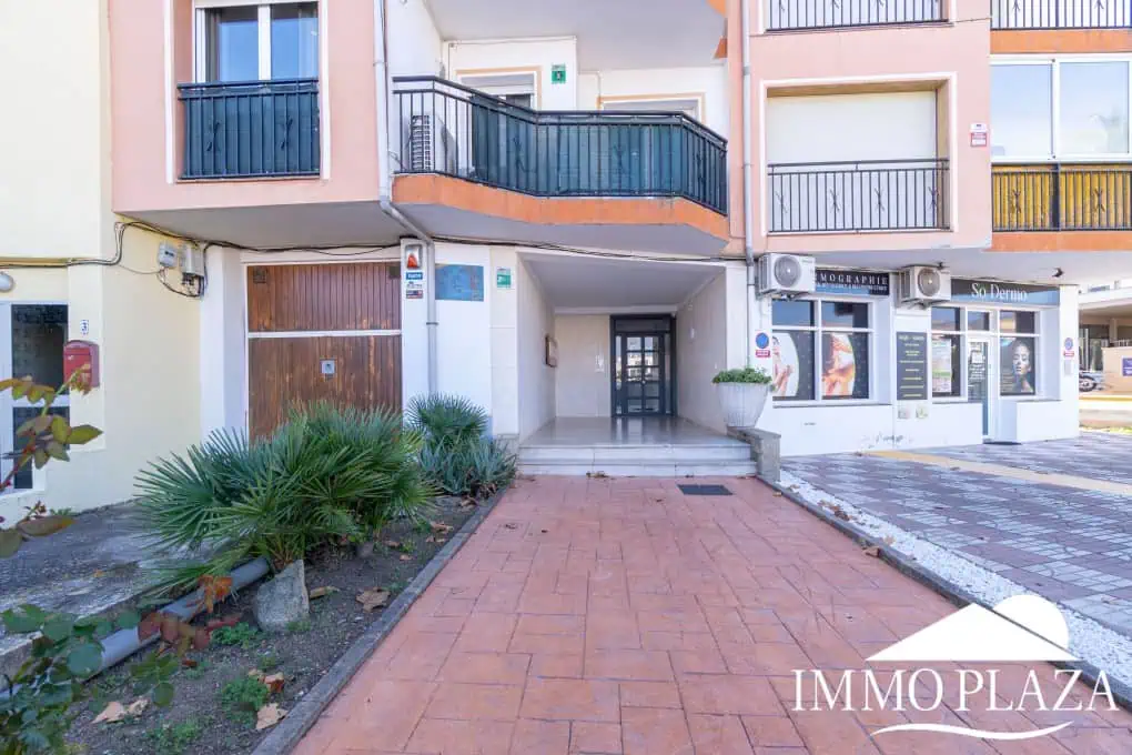 Spacious modern flat with Tourist Licence (109m²) at the harbor; 3 beds, 2 baths, 2 terraces, comunal parking & solarium!