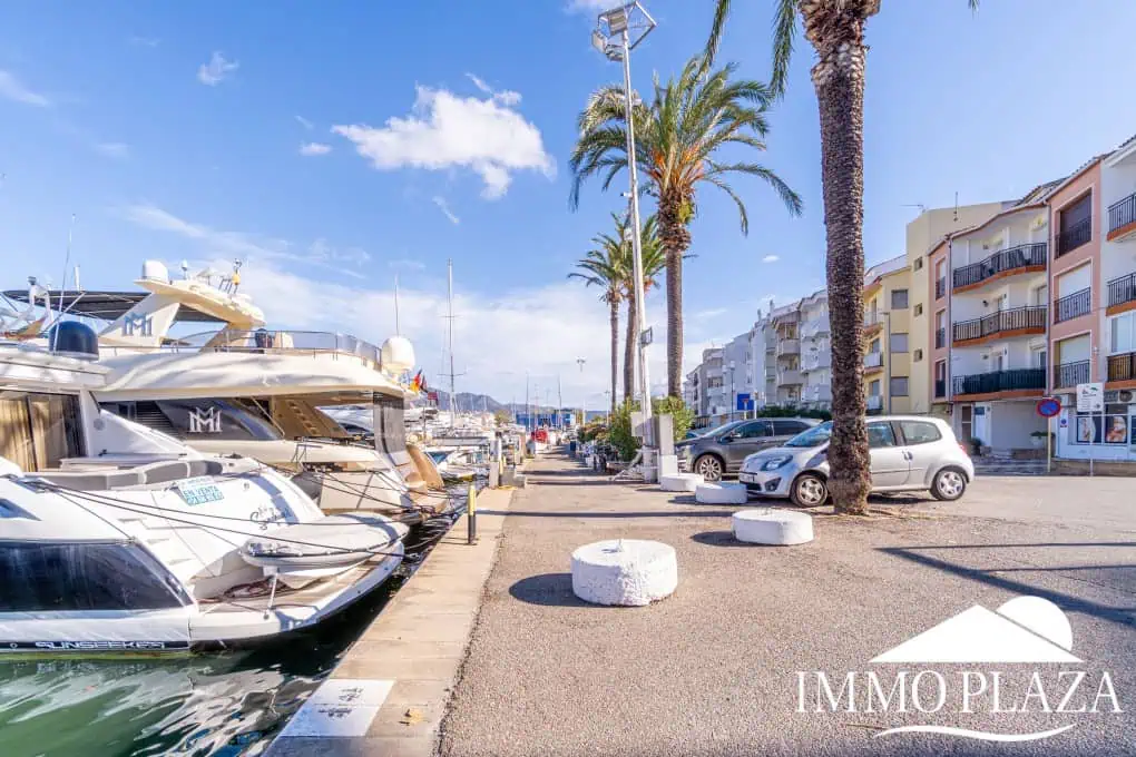 Spacious modern flat with Tourist Licence (109m²) at the harbor; 3 beds, 2 baths, 2 terraces, comunal parking & solarium!