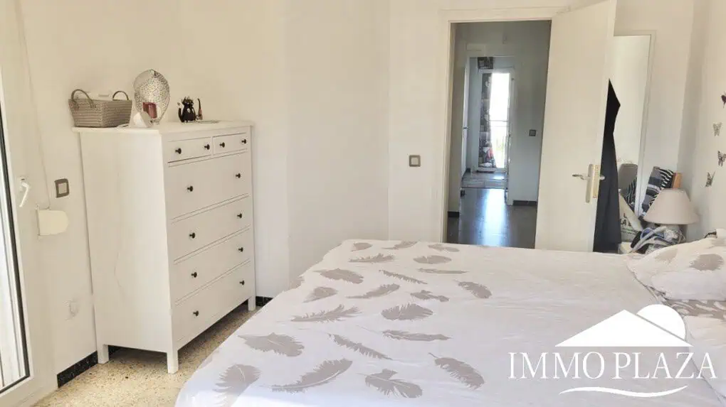Encantadora casa de pescadores con amarre privado (10×5 metros), vistas al puerto y a la montaña. 2 recámaras, 2 baños, estacionamiento, terraza.