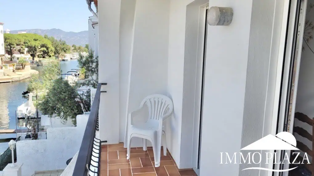Encantadora casa de pescadores con amarre privado (10×5 metros), vistas al puerto y a la montaña. 2 recámaras, 2 baños, estacionamiento, terraza.