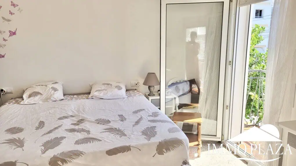 Encantadora casa de pescadores con amarre privado (10×5 metros), vistas al puerto y a la montaña. 2 recámaras, 2 baños, estacionamiento, terraza.