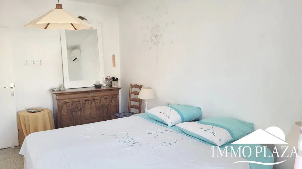 Encantadora casa de pescadores con amarre privado (10×5 metros), vistas al puerto y a la montaña. 2 recámaras, 2 baños, estacionamiento, terraza.