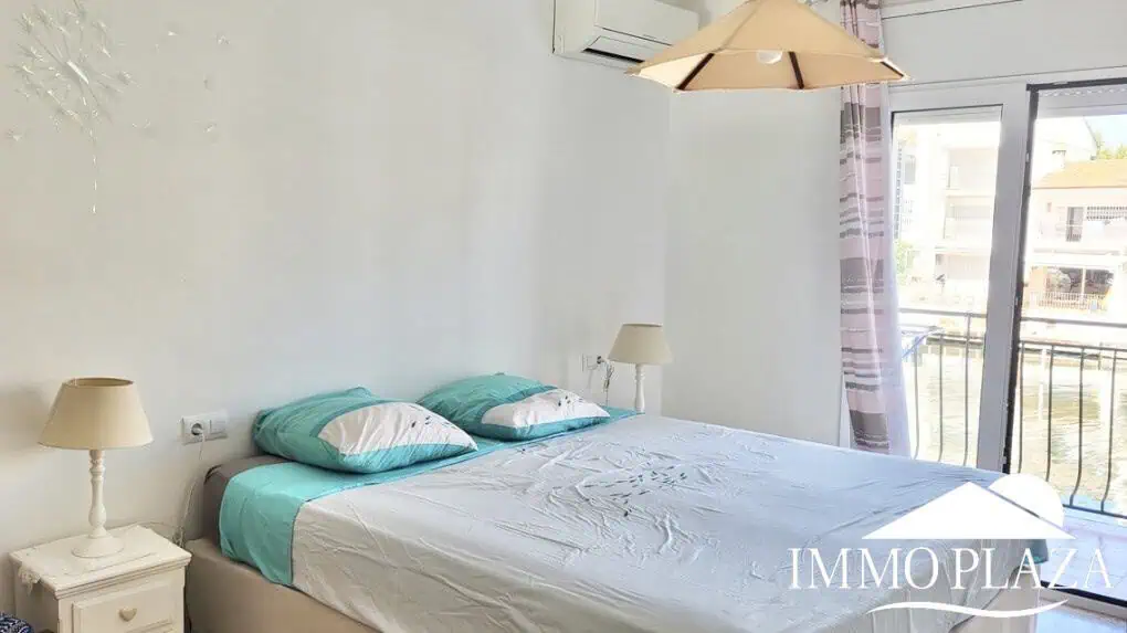 Encantadora casa de pescadores con amarre privado (10×5 metros), vistas al puerto y a la montaña. 2 recámaras, 2 baños, estacionamiento, terraza.