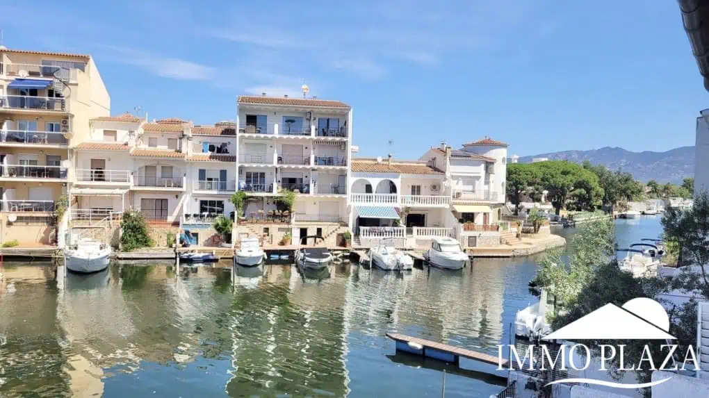 Encantadora casa de pescadores con amarre privado (10×5 metros), vistas al puerto y a la montaña. 2 recámaras, 2 baños, estacionamiento, terraza.