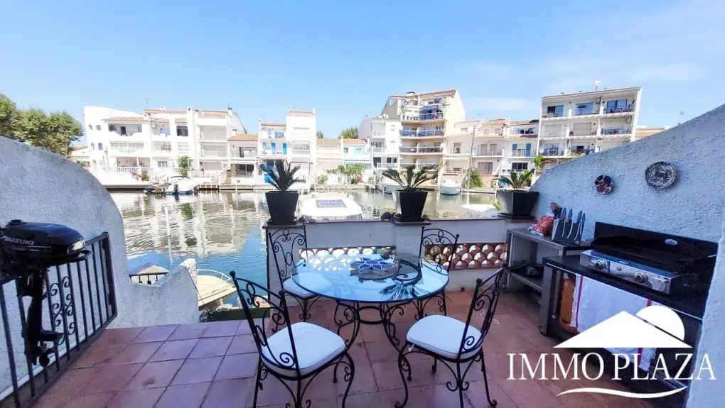 Encantadora casa de pescadores con amarre privado (10×5 metros), vistas al puerto y a la montaña. 2 recámaras, 2 baños, estacionamiento, terraza.