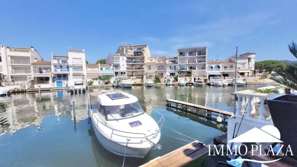 Encantadora casa de pescadores con amarre privado (10×5 metros), vistas al puerto y a la montaña. 2 recámaras, 2 baños, estacionamiento, terraza.