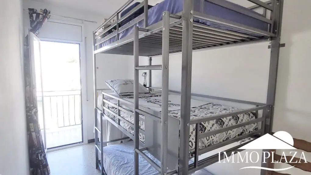 Encantadora casa de pescadores con amarre privado (10×5 metros), vistas al puerto y a la montaña. 2 recámaras, 2 baños, estacionamiento, terraza.