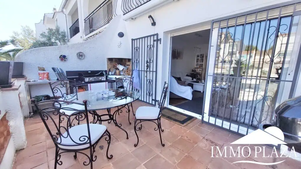 Encantadora casa de pescadores con amarre privado (10×5 metros), vistas al puerto y a la montaña. 2 recámaras, 2 baños, estacionamiento, terraza.