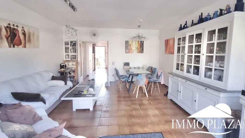 Encantadora casa de pescadores con amarre privado (10×5 metros), vistas al puerto y a la montaña. 2 recámaras, 2 baños, estacionamiento, terraza.