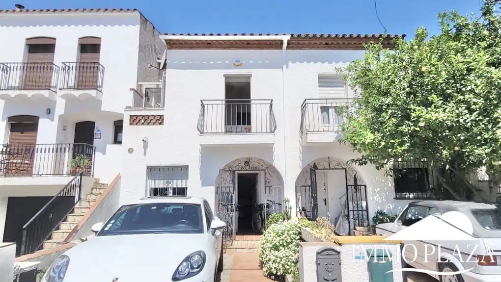 Encantadora casa de pescadores con amarre privado (10×5 metros), vistas al puerto y a la montaña. 2 recámaras, 2 baños, estacionamiento, terraza.
