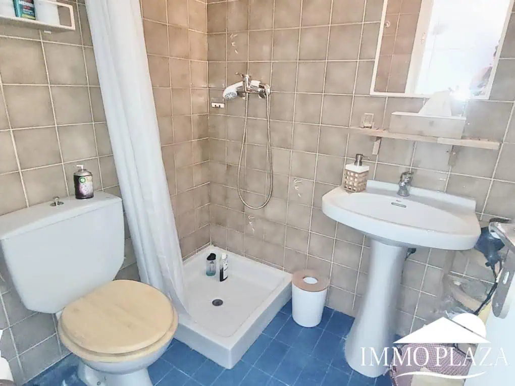 Encantadora casa de pescadores con amarre privado (10×5 metros), vistas al puerto y a la montaña. 2 recámaras, 2 baños, estacionamiento, terraza.