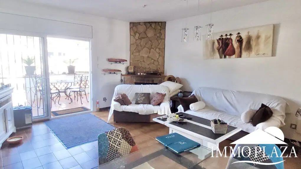 Encantadora casa de pescadores con amarre privado (10×5 metros), vistas al puerto y a la montaña. 2 recámaras, 2 baños, estacionamiento, terraza.