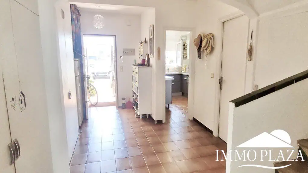 Encantadora casa de pescadores con amarre privado (10×5 metros), vistas al puerto y a la montaña. 2 recámaras, 2 baños, estacionamiento, terraza.