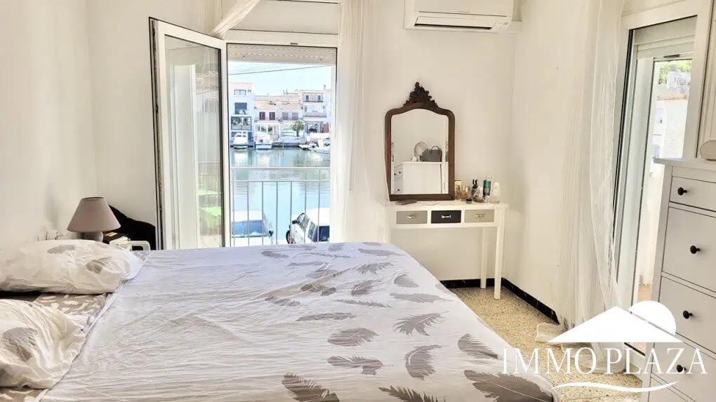 Encantadora casa de pescadores con amarre privado (10×5 metros), vistas al puerto y a la montaña. 2 recámaras, 2 baños, estacionamiento, terraza.