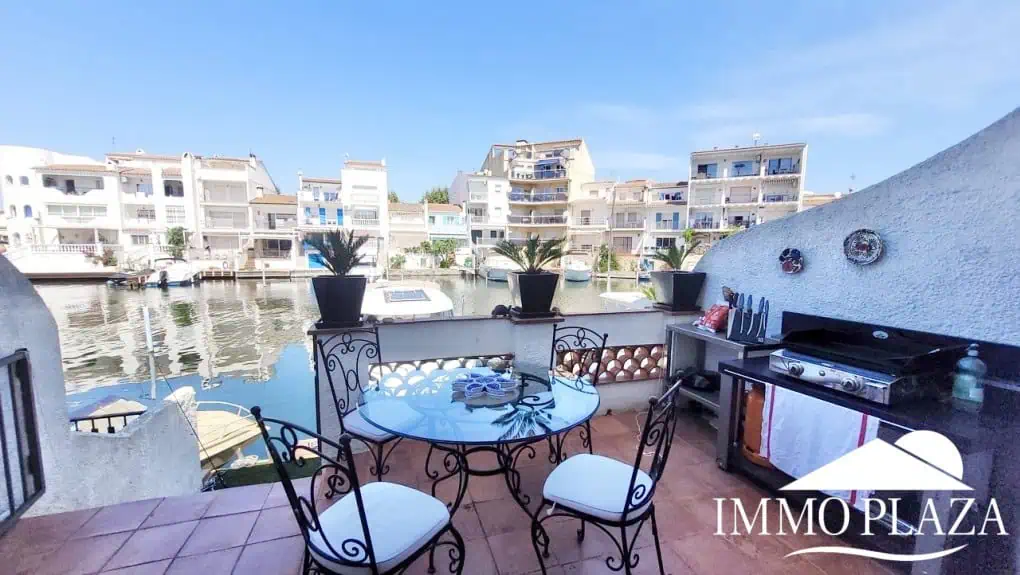 Encantadora casa de pescadores con amarre privado (10×5 metros), vistas al puerto y a la montaña. 2 recámaras, 2 baños, estacionamiento, terraza.