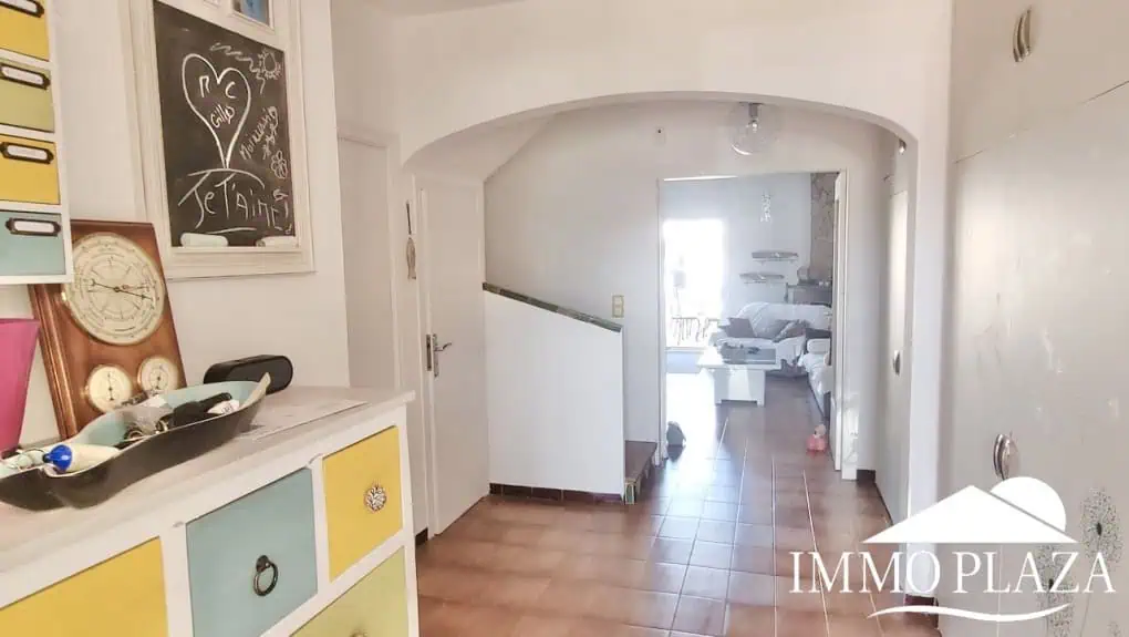 Encantadora casa de pescadores con amarre privado (10×5 metros), vistas al puerto y a la montaña. 2 recámaras, 2 baños, estacionamiento, terraza.