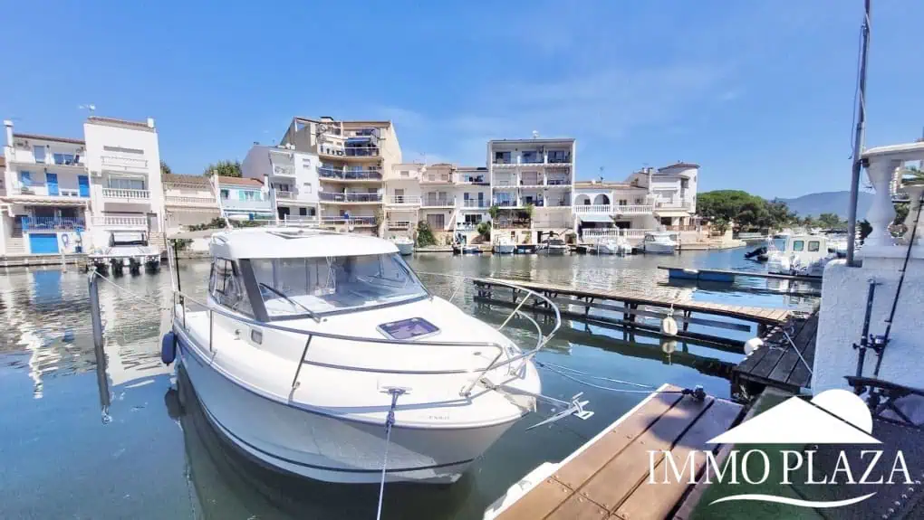 Encantadora casa de pescadores con amarre privado (10×5 metros), vistas al puerto y a la montaña. 2 recámaras, 2 baños, estacionamiento, terraza.