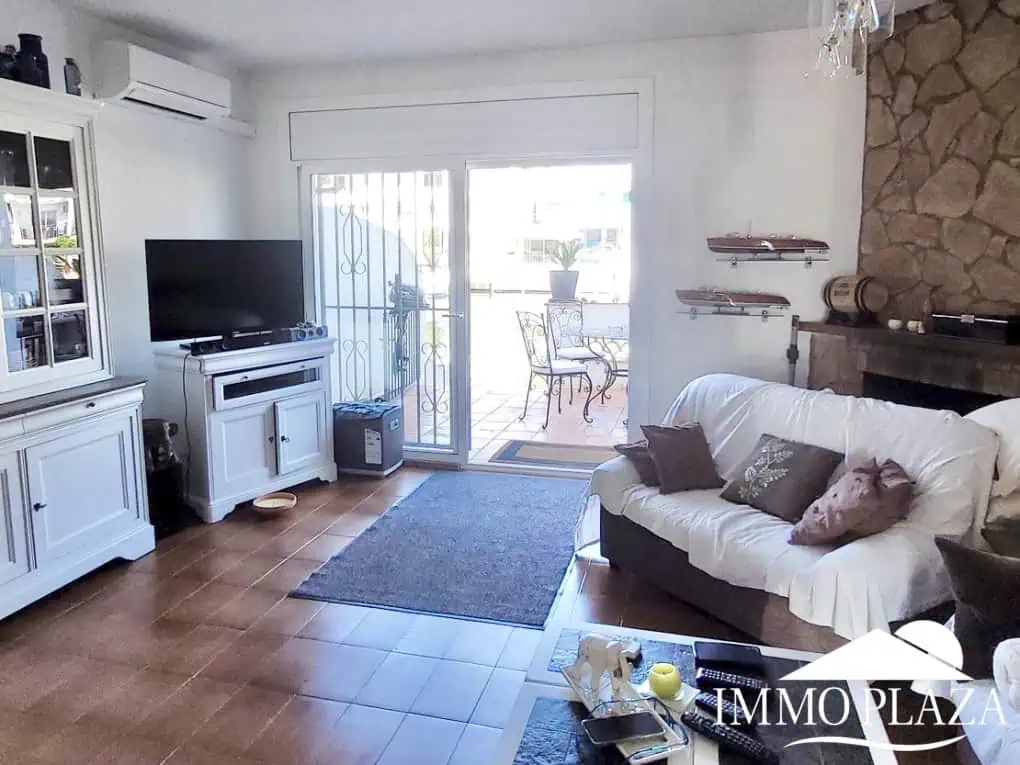 Encantadora casa de pescadores con amarre privado (10×5 metros), vistas al puerto y a la montaña. 2 recámaras, 2 baños, estacionamiento, terraza.