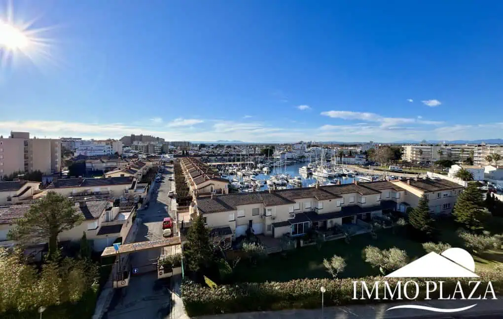 Magnificent penthouse with sea views and 66m2 solarium – 2 bedrooms – private parking – storage room – community pool – Rosas, Costa Brava
